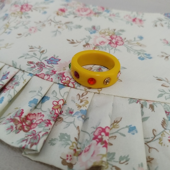Resin multicoloured rhinestone ring in Mustard - Picture 2 of 2